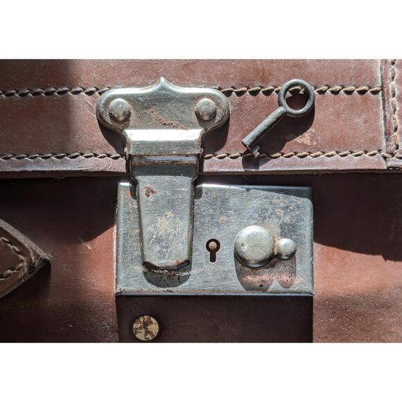 Vintage 1940s English leather suitcase with key, Genuine WWII leather - Picture 2 of 10